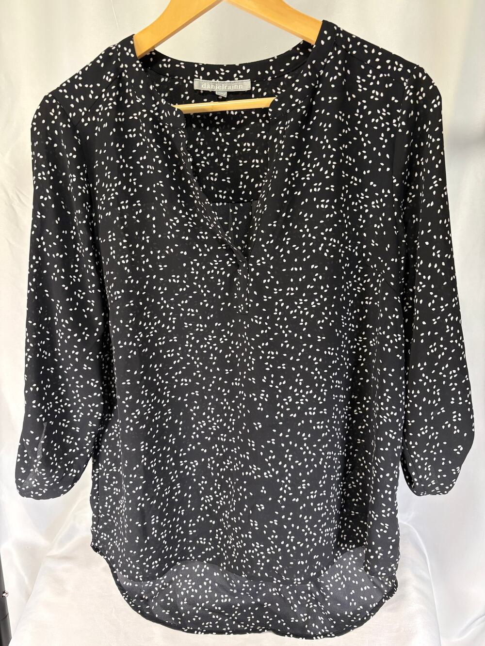 Daniel Rainn Women's M Black White Dot Print Blouse 3/4 Sleeve Split Neck Hi Low